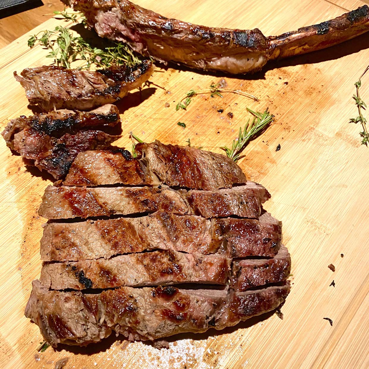 Gegrilltes Prime-Steak, in Scheiben auf Holzbrett