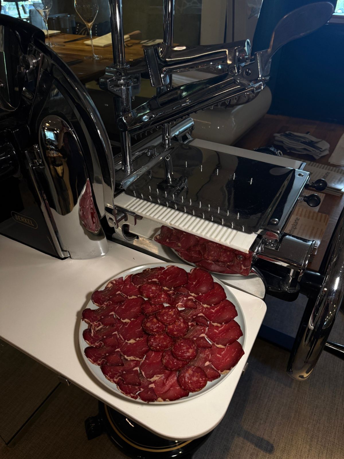 Carpaccio, frisch an der Berkel-Maschine aufgeschnitten